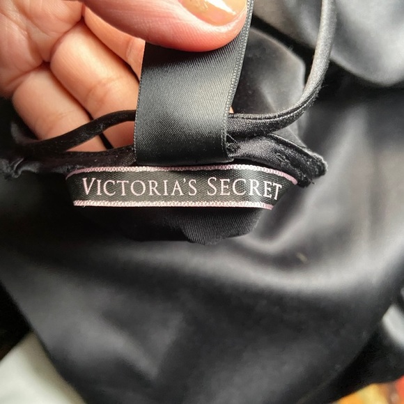 VICTORIA SECRET black satin slip - Picture 4 of 5